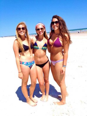 foto amatoriale Three bikinis