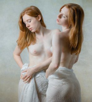zdjęcie amatorskie Red and her twin sister, Red