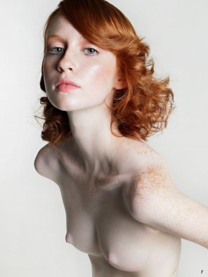 zdjęcie amatorskie Freckles upon her alabaster skin