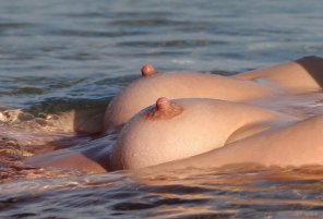 foto amadora Ahoy There - Nipples!
