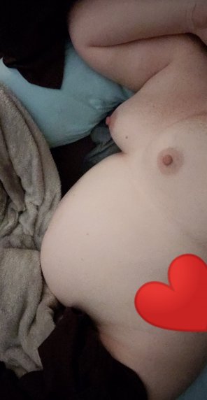 foto amateur Who's coming to rub my back? 7 months pregnant.