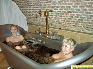 amateur photo mother-and-daughter-taking-nude-bath-together