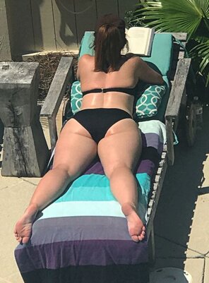 Thick thighs at the pool