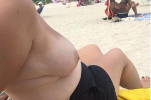 amateur pic Boobies hanging out at the beach