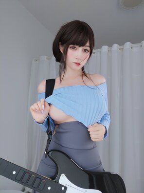 amateur pic Baiyin811 (白银81) - Sexy Guitar Girl (46)