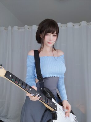 amateur photo Baiyin811 (白银81) - Sexy Guitar Girl (105)