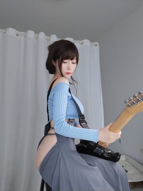 foto amateur Baiyin811 (白银81) - Sexy Guitar Girl (106)