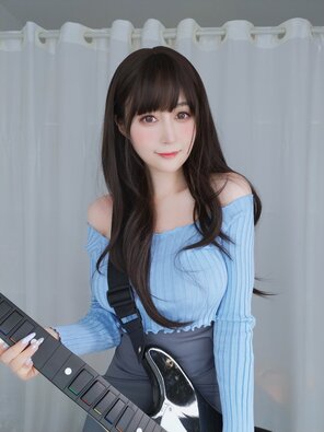 amateur pic Baiyin811 (白银81) - Sexy Guitar Girl (124)
