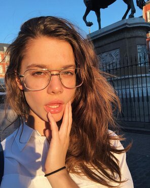 foto amadora Even cuter with glasses