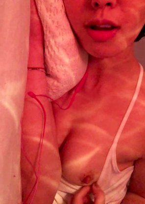 zdjęcie amatorskie Girlfriend flashing tit before bed