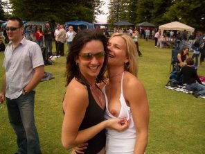 amateur-Foto She loves to embarrass her friend in public