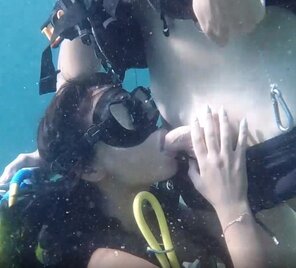 アマチュア写真 Who else can give a blowjob 10m underwater?