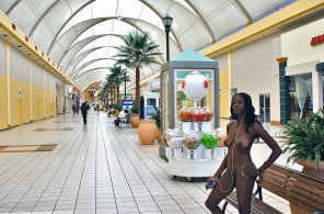 zdjęcie amatorskie naked in the mall