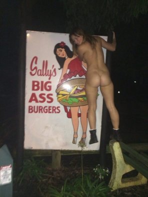foto amadora Is THIS the best way to promote a burger joint ? You bet your ass,she says !
