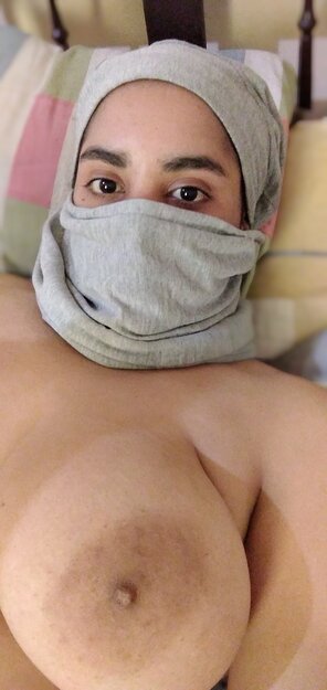 photo amateur Horny Sexy Amateur Arab In Hijab Shows Tits And Ass