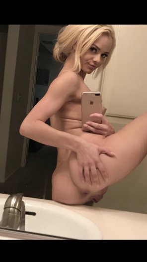 amateur pic Spreading Her Asshole