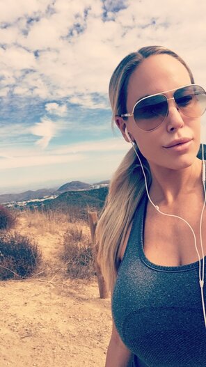 photo amateur oliviaaustinxxx-11-11-2017-4852305-Hope these fellow hikers don’t mind the cleavage 😇