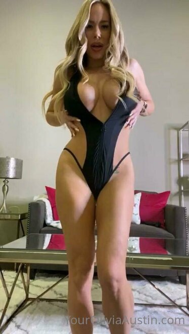 oliviaaustinxxx-18-05-2022-2426555242-Come tear this body suit off me 😈🫠