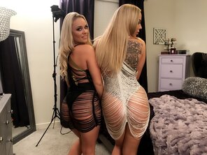 amateur photo oliviaaustinxxx-20-12-2017-5719735-Two blonde booties are always better than one 🍑