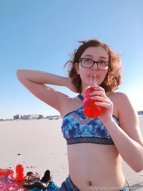photo amateur leanalovings-25-08-2019-10058666-A Summer Stripping Beach Set to sat