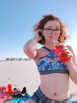 foto amateur leanalovings-25-08-2019-10058667-A Summer Stripping Beach Set to sat