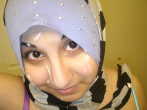zdjęcie amatorskie Hijab Cumslut with a smile!