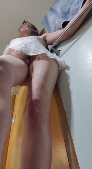 foto amadora Me, shortly after realizing my towel rack makes a better arm rest - [f]