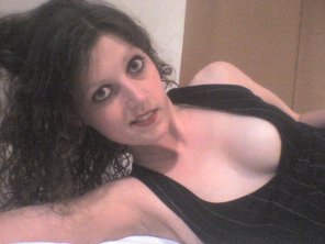 photo amateur Another cleavage, but a brunette this time