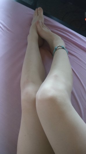 foto amateur Bare legs and cute heart-shaped anklet â˜ºï¸ðŸ’™