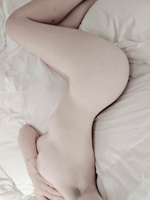 foto amadora Blending in with the sheets [OC]