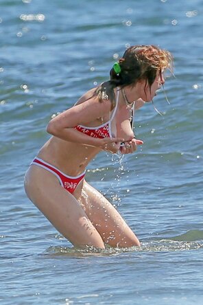 アマチュア写真 Bella Thorneâ€™s bikini top malfunction