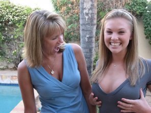 foto amatoriale Mother is shocked by daughterâ€™s impressive cleavage