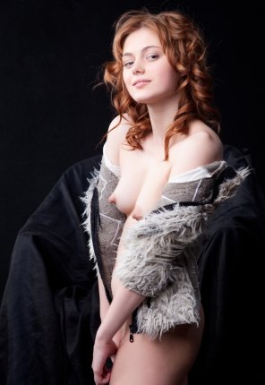 foto amateur Cute curly haired girl in a fur coat