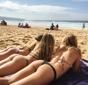amateur pic Hotties working on their tan!