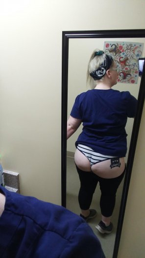 zdjęcie amatorskie Today I matched my scrubs to my panties. ðŸ’™