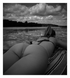 zdjęcie amatorskie Sexy thick ass by lake