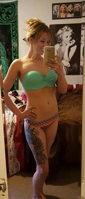 foto amatoriale Cute blonde showing off her bikini