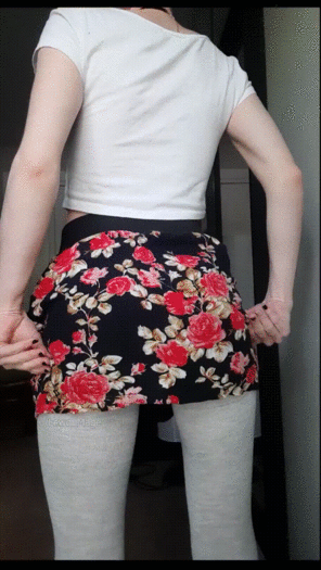 zdjęcie amatorskie Short skirt and no panties for easy access ðŸ˜‹