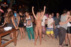 foto amadora Who needs clothes when it's time to party?