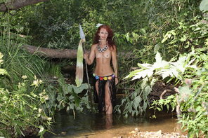 foto amatoriale Wild woman in the stream