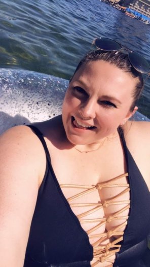 amateur-Foto Maybe my swimsuit is a little too revealing...? Nah. [OC]