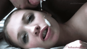  Cumming on her face