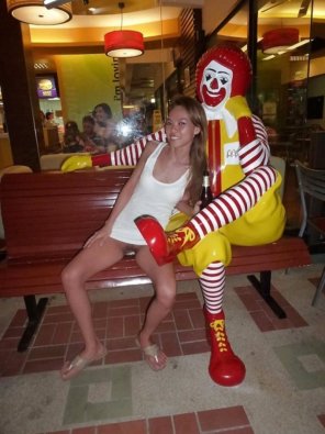 amateurfoto Ronald McDonald is ready to enjoy a delicious happy meal