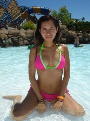 photo amateur On her knees in a bikini