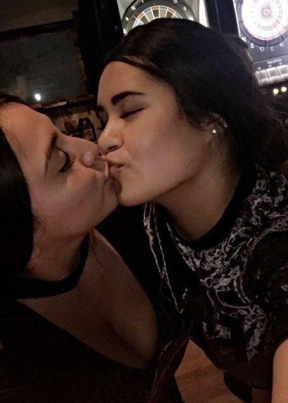 PictureBest Friends Kissing Porn Pic - EPORNER