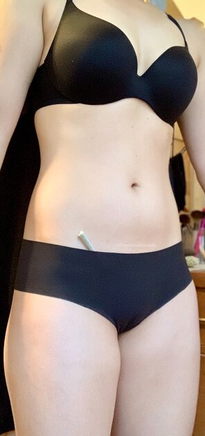 foto amatoriale Does this look like appropriate attire [f]or smoking a joint on the porch?