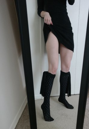 photo amateur Mild skirt lift feat. my pale legs