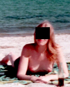 foto amadora MILF topless at the beach
