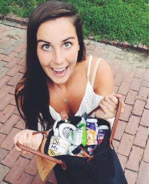 amateur-Foto This hot brunette loves her yogurt