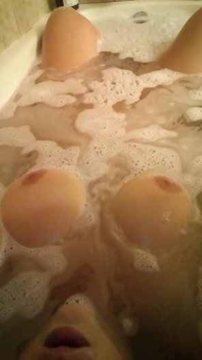 amateur photo [image] of my wet lips and tits